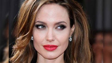 angelina jolie toples|Angelina Jolie on TV tonight: Her SEXIEST naked scenes and。